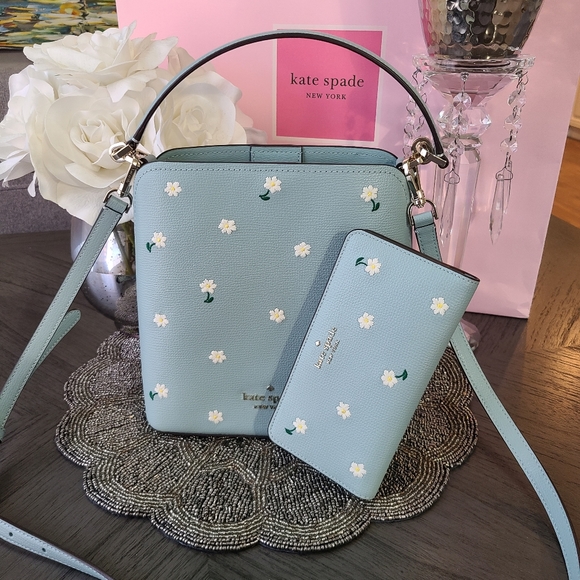 Kate Spade Daisy Embroidered Wallet, Like New - Picture 6 of 12